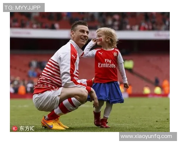 足球明星骑自行车的高清图片展示运动与时尚的完美结合