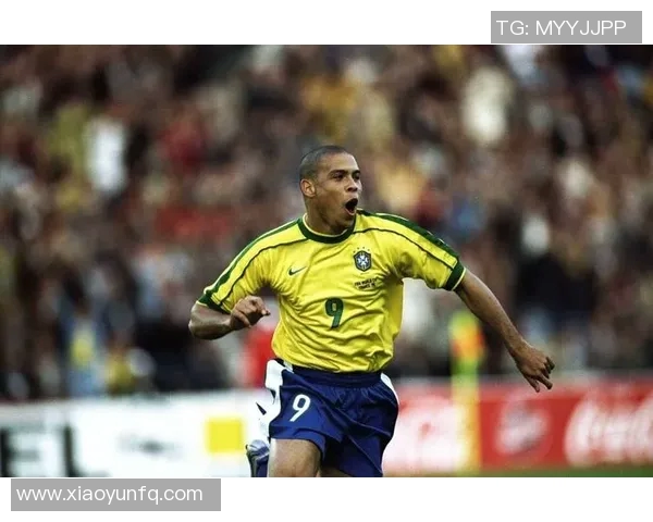 足球明星代布字的魅力与影响力解析：从场上表现到场外形象的全面探讨